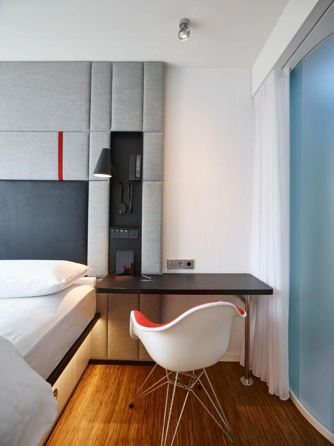 Отель Citizenm London Victoria Station Экстерьер фото