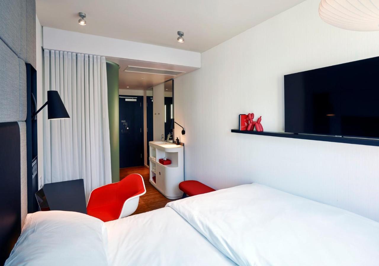 Отель Citizenm London Victoria Station Экстерьер фото