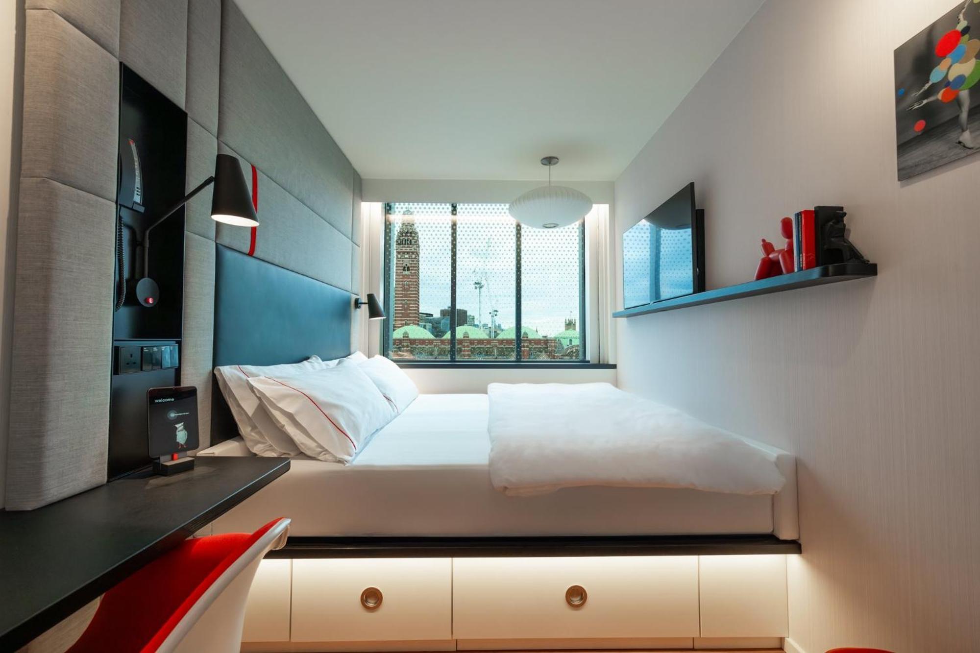 Отель Citizenm London Victoria Station Экстерьер фото