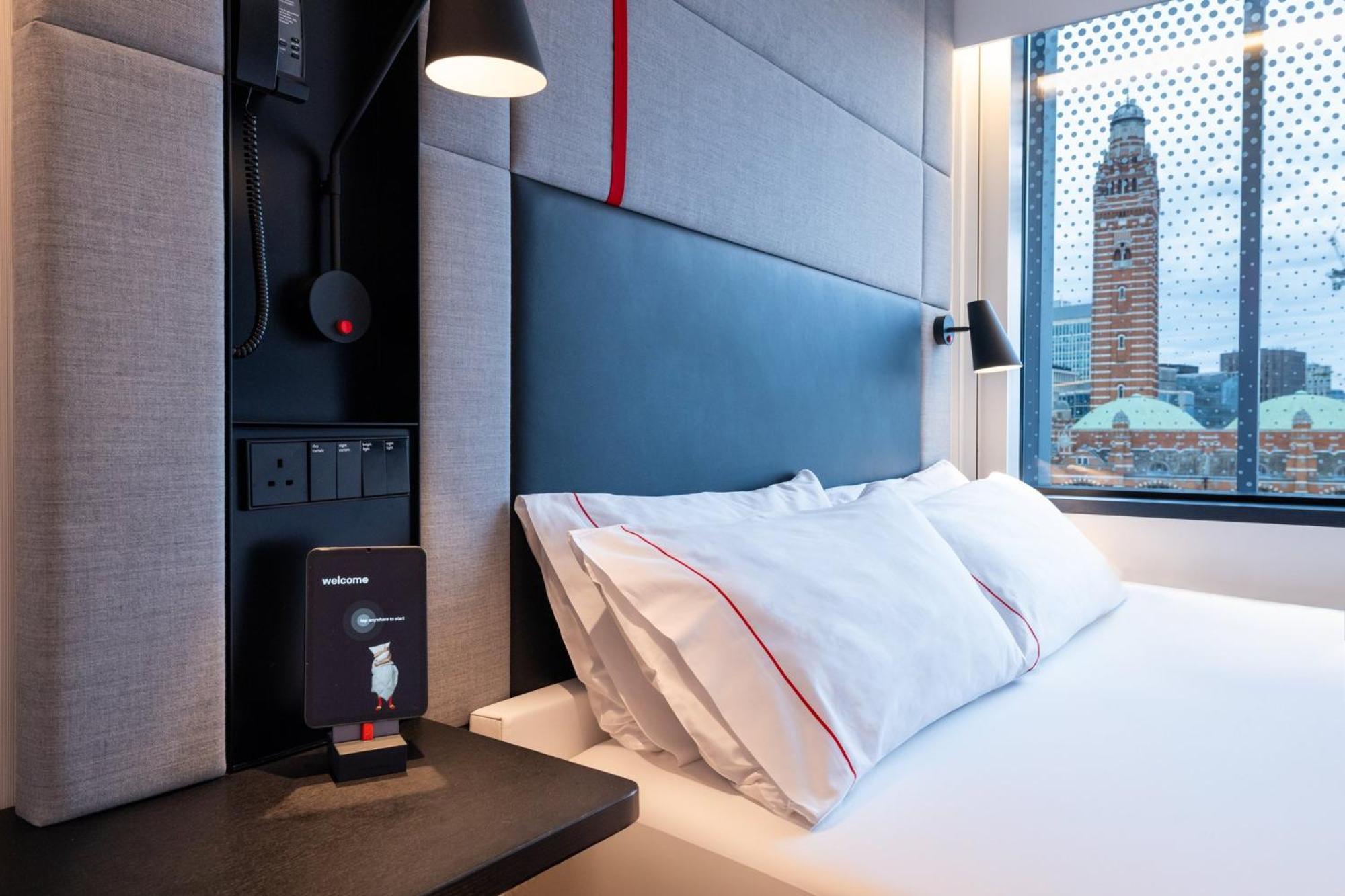 Отель Citizenm London Victoria Station Экстерьер фото